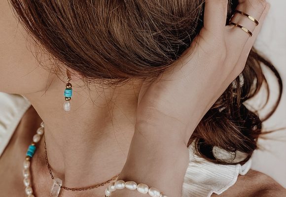 Bransoletki z kamieniami – modna biżuteria na każdą okazję