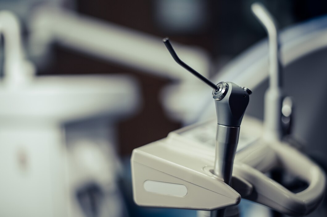 Jak mikroskop operacyjny rewolucjonizuje leczenie kanałowe? Przegląd najnowszych technik i metod