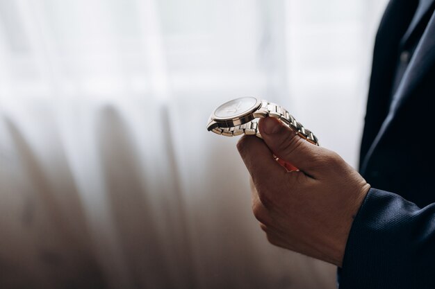 Zegarek jako wyrazisty akcent w modzie minimalistycznej