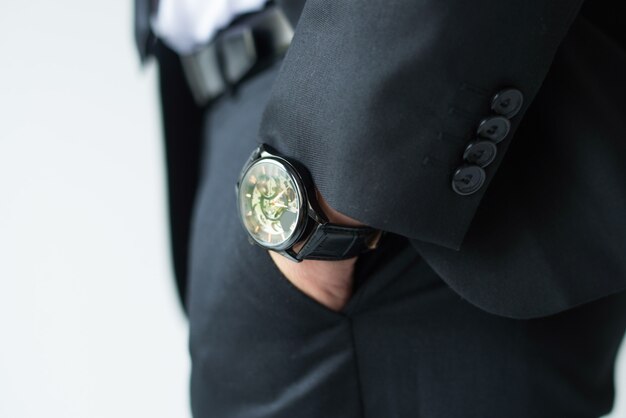 Wyrafinowana elegancja: jak zegarki dopełniają stylizacje na specjalne okazje