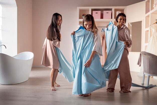 Jak wybrać idealną sukienkę na wyjątkowe okazje: przewodnik po stylach i materiałach