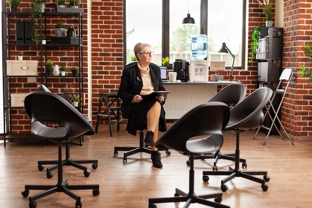 Ergonomia i komfort w salonie kosmetycznym: Jak wybrać idealne wsparcie dla stóp podczas zabiegów pedicure